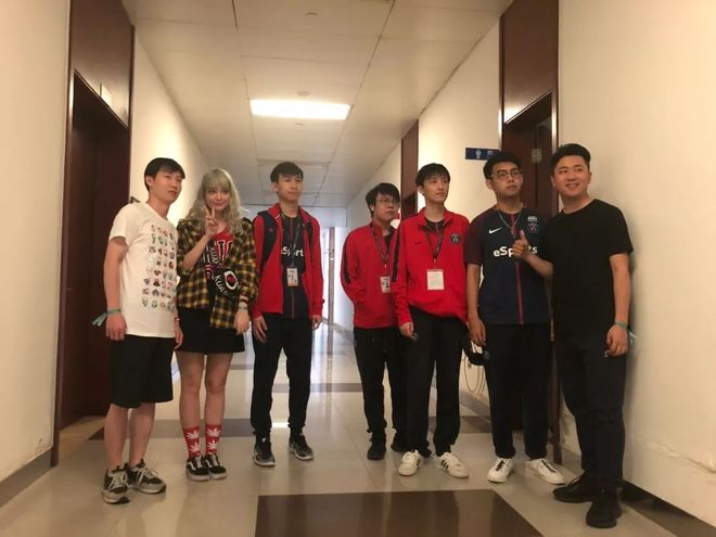 篮板后出球 篮板后出球